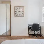 Entire Lovely Family Home With Parking, Wifi, Netflix, Self Check-In
