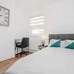 Entire Lovely Family Home With Parking, Wifi, Netflix, Self Check-In